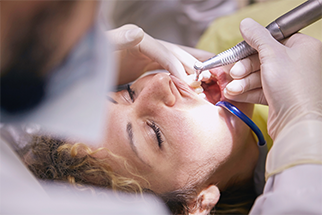 Patientin bei der Zahnbehandlung in der Zahnarztpraxis Unique Dent in Düsseldorf